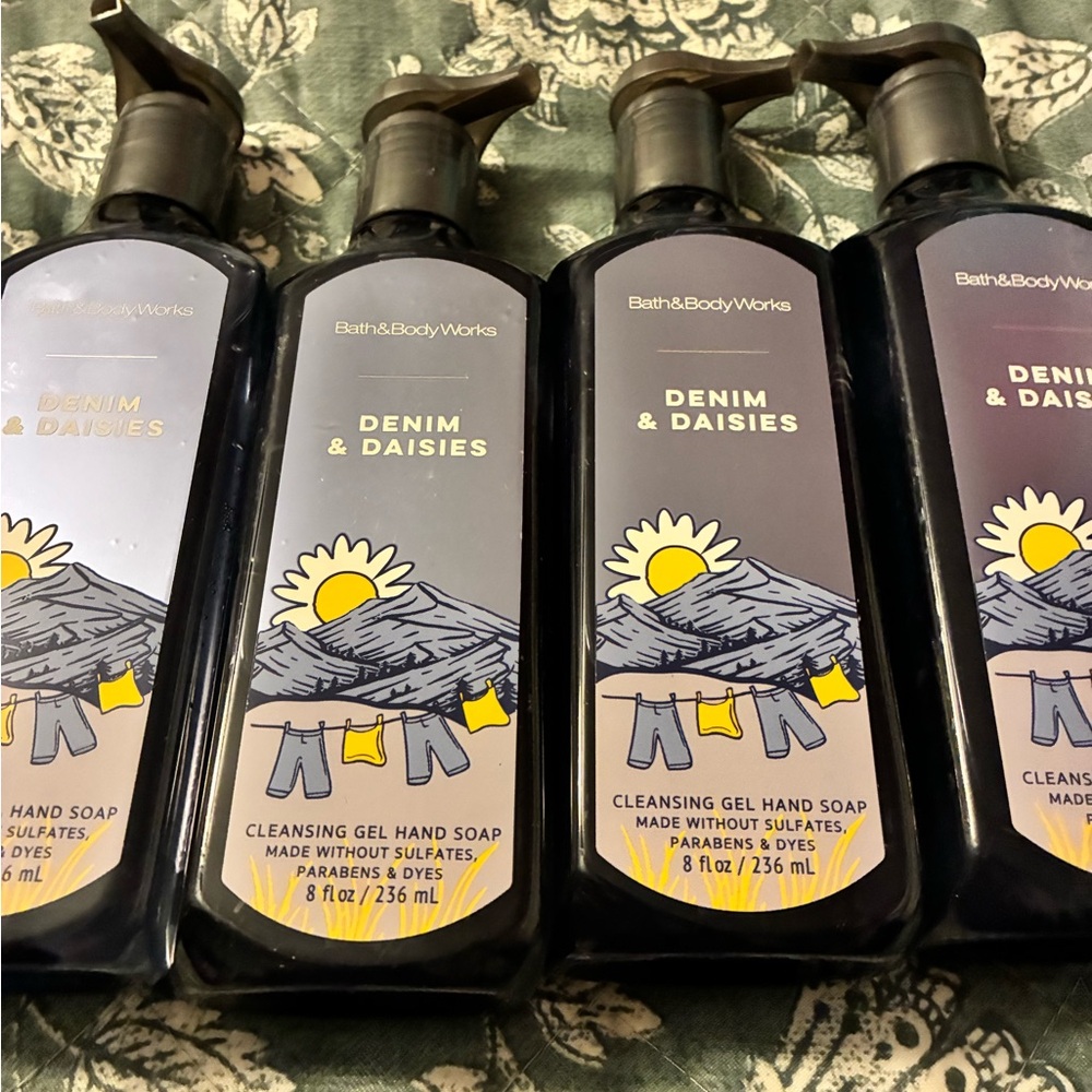 NWT Bath & Body Works Denim & Daisies Cleansing Gel Hand Soap (4) - Picture 3 of 4